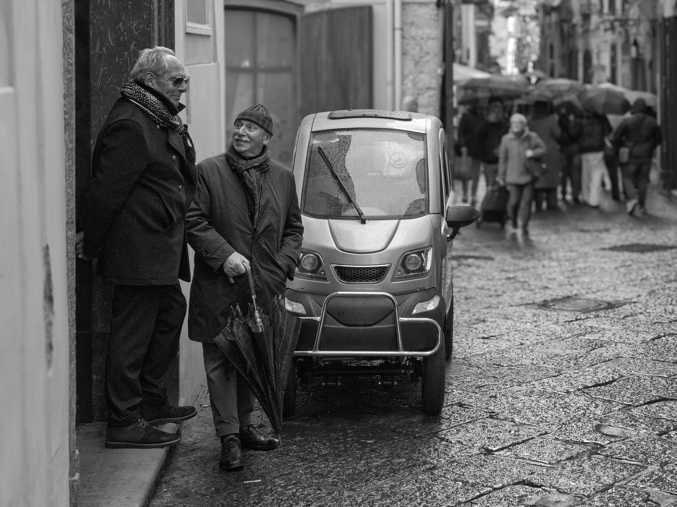 PhotoMentor critique preview with highlighted regions on a street photograph